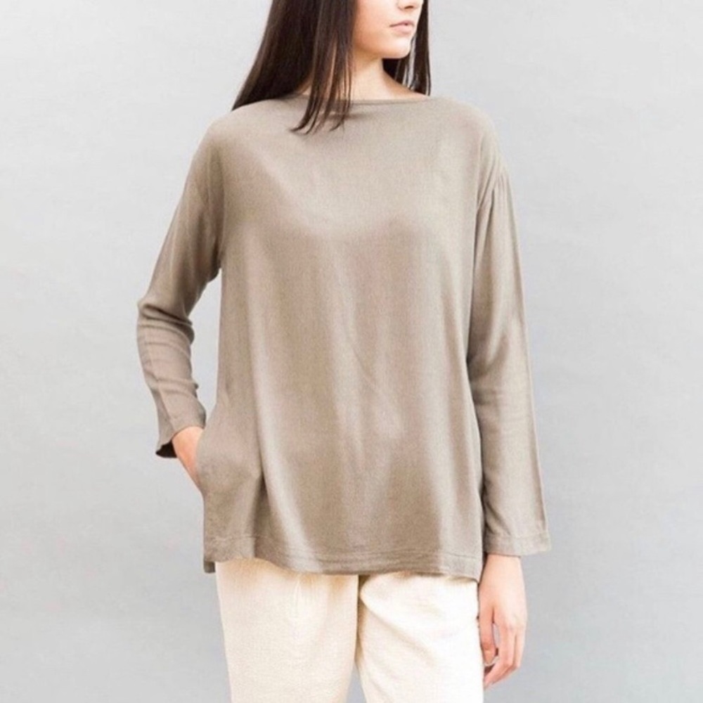 Relaxed Long-Sleeve Women’s Top in Taupe